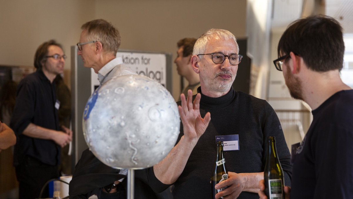 Billede af Kai Finster som taler med en kollega