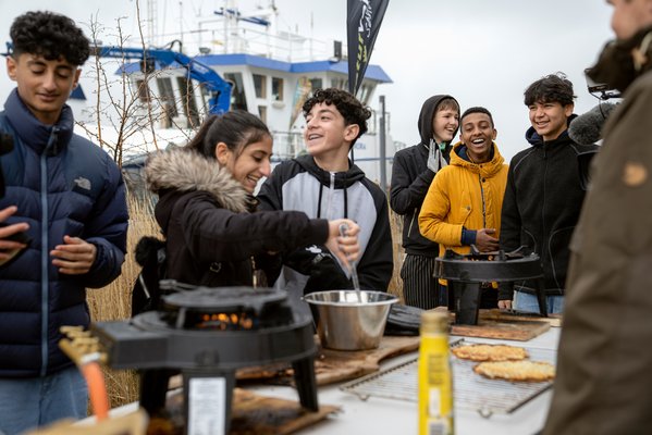 Hjemmelavede vafler med tang påført en rygeostecreme med røgede muslinger. Det var den delikate frokost, som eleverne producerede på en af posterne i Sønderborg. Foto: Martin Dam Kristensen