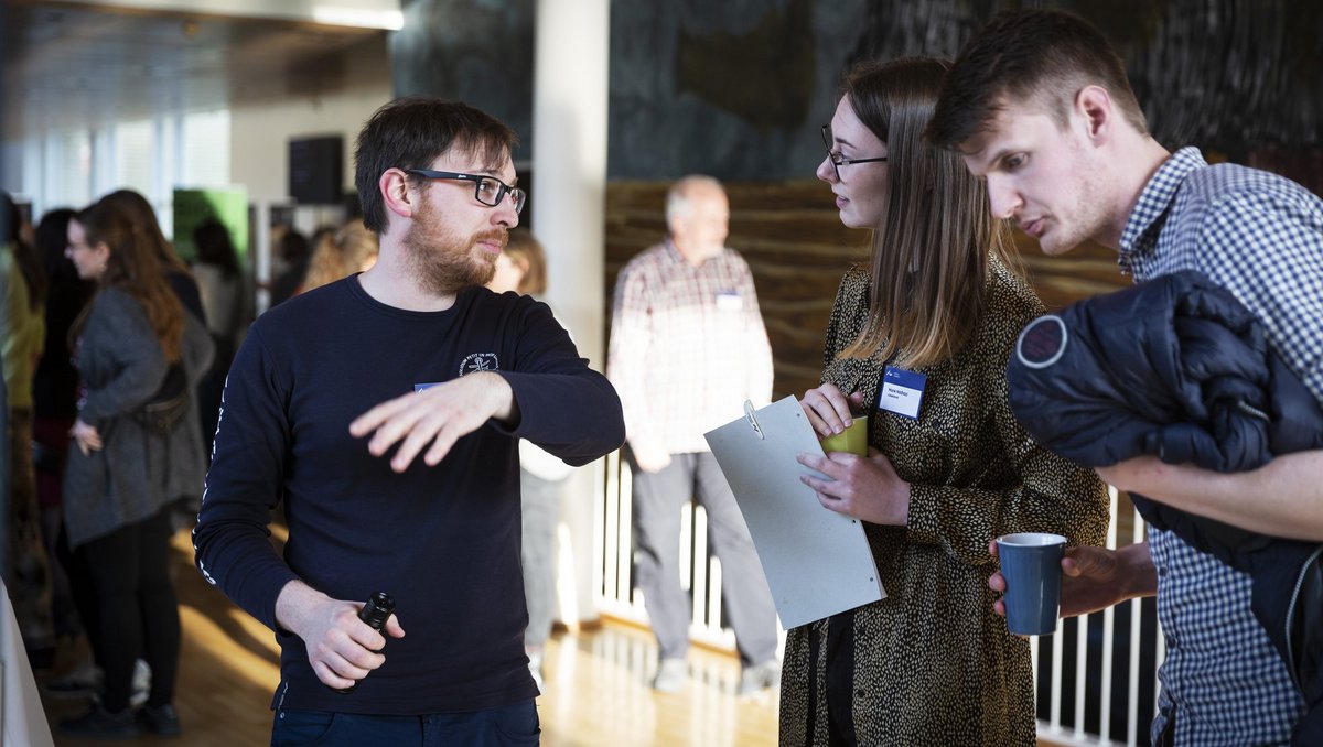 Alumner som taler sammen stående