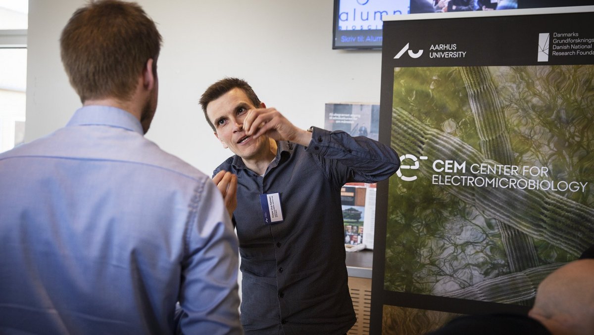 Kasper Urup Kjeldsen forklarer om elektromikrobiologi