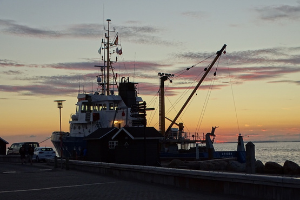 Billede af R/V Uthörn ved Løgstør Havn i solnedgang
