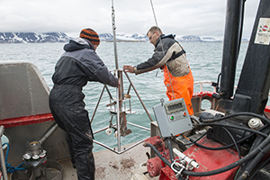 Prøveudtagning af overfladesediment til analyse af jerncyklussen i det højarktiske