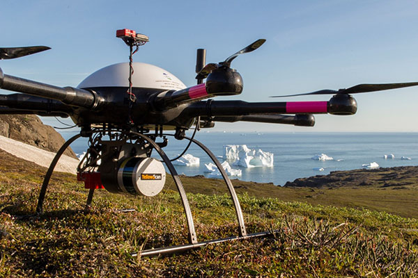 Umiddelbart inden take-off. Vegetation og terræn kortlægges med en LiDAR og multispektral sensor monteret på en octocopter drone. Blæsedalen, Disko Island, Grønland, juli 2018