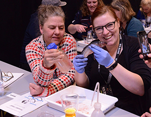 2 studeremde laver eksperiment