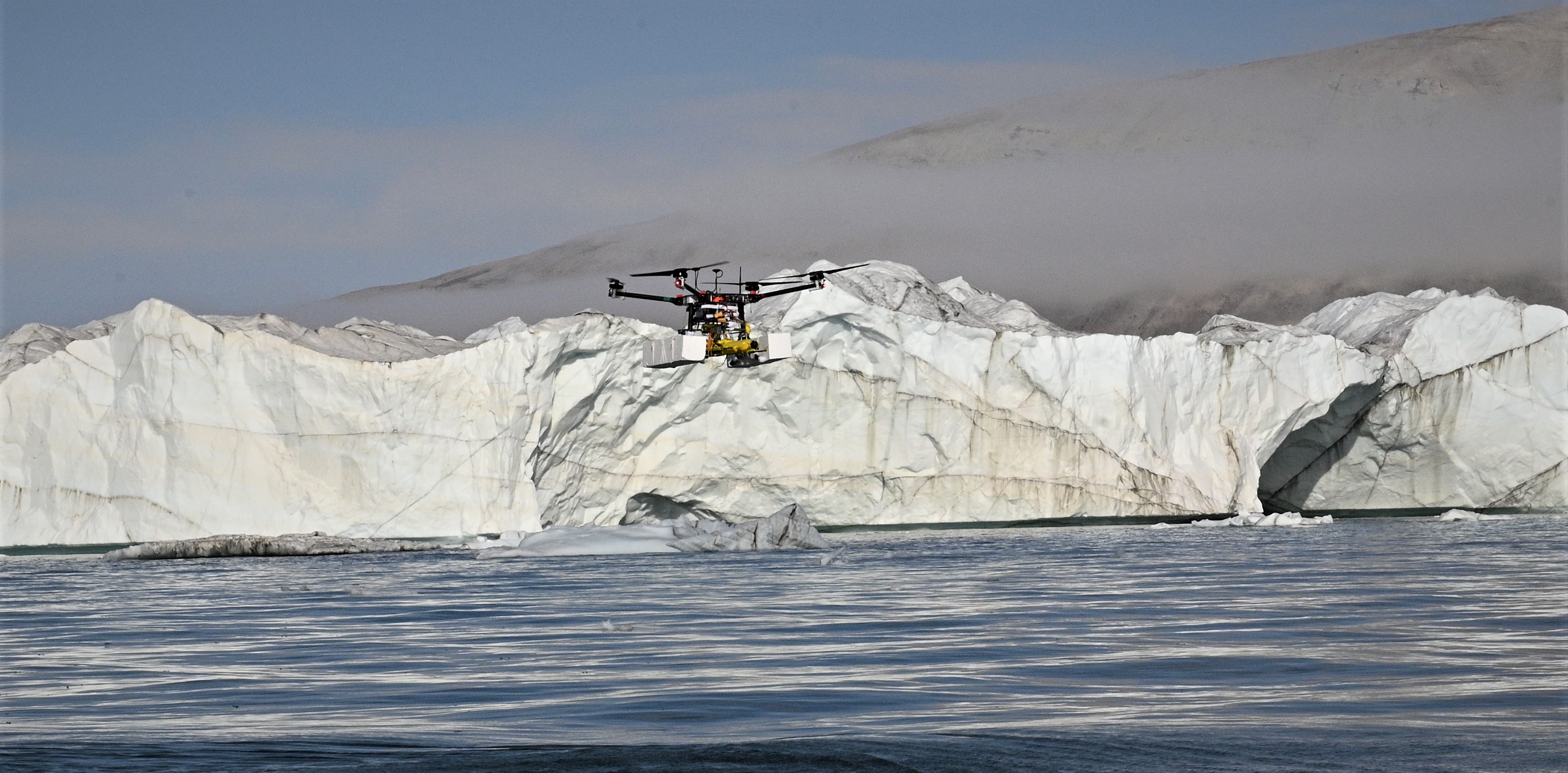 Drone foran isbræ / Foto: Peter Bondo Christensen ©