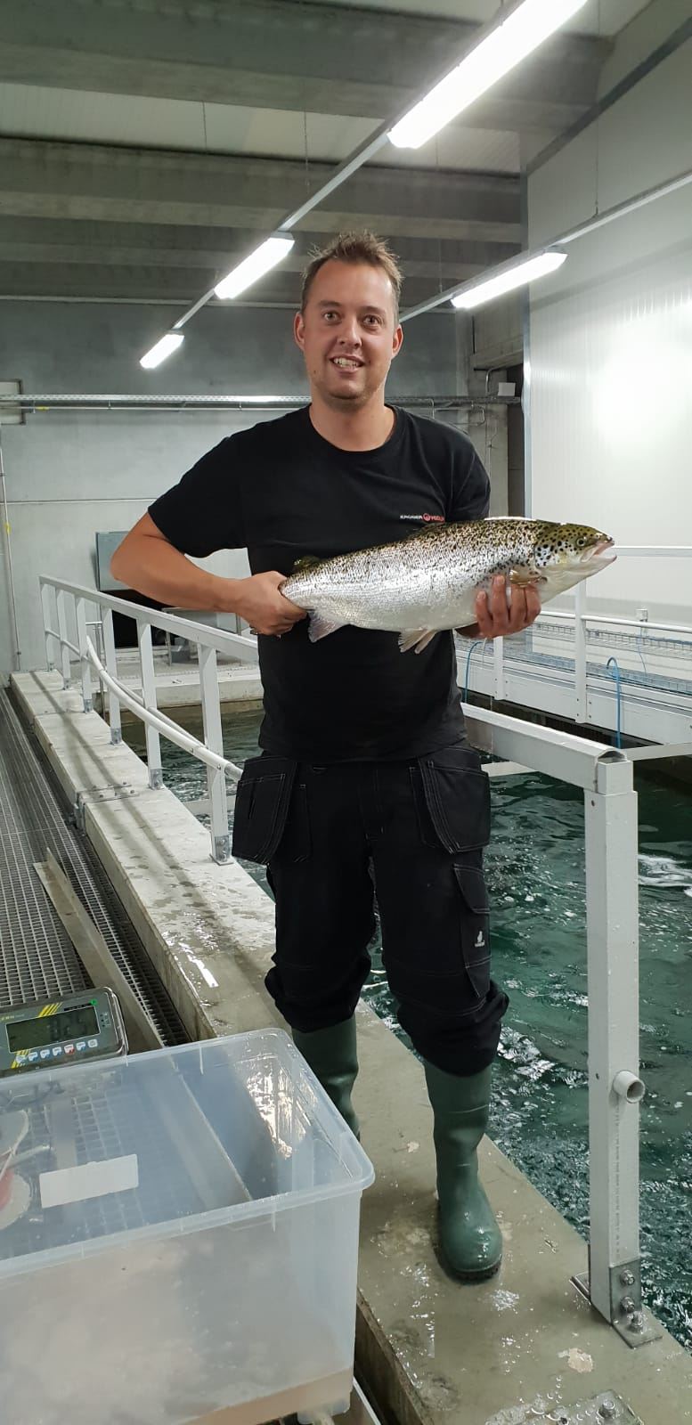 Jonas Junker Bengtsen holder en fisk